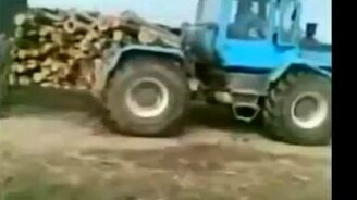 Трактор вытаскивает трактор - смотреть видео (0:12)