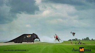 Прыжок мотоциклиста через самолёт - смотреть видео (0:25)