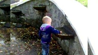 Отец учит сынишку шалости - смотреть видео (0:43)