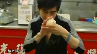 Фокус с багетом - смотреть видео (1:15)