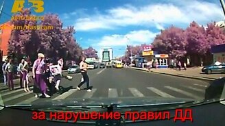 Неаккуратные и неопытные мотоциклисты - смотреть видео (4:23)