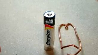 Моторчик из батарейки, магнита и проволоки - смотреть видео (0:45)