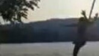 Неудачно прыгнула с тарзанки - смотреть видео (0:24)