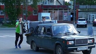 Самая удивительная перевозка холодильника - смотреть видео (0:27)