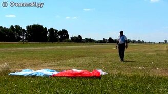 Самолёт подобрал с земли флаги - смотреть видео (1:41)