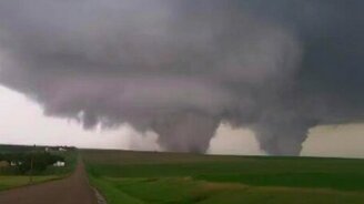 Смерч с двумя воронками - смотреть видео (1:52)