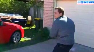 Окатил репортёршу водой - смотреть видео (0:26)