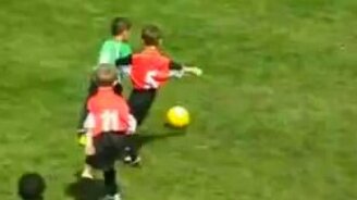 Маленький футболист от бога - смотреть видео (2:50)