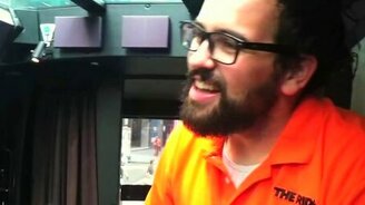 Парень говорит женским голосом - смотреть видео (0:24)