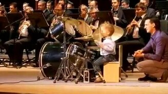 Маленький барабанщик и духовой оркестр - смотреть видео (3:56)