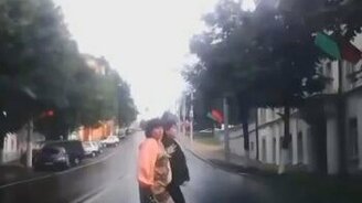 Спасла подругу - смотреть видео (0:17)