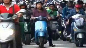 Мощная пробка скутеристов - смотреть видео (0:51)