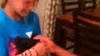 Девочке подарили щенка - смотреть видео (0:54)