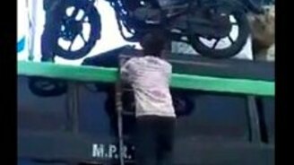 Индус грузит мотоцикл - смотреть видео (1:26)