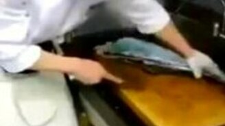 Рыба, которая не сдаётся - смотреть видео (1:00)