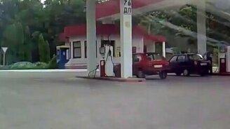 Девушка и бензобак - смотреть видео (2:02)