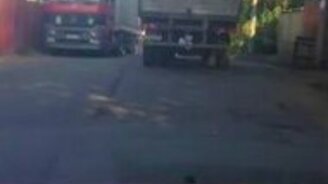 Грузовик с моторчиком - смотреть видео (0:35)