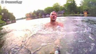 Прыжки в воду с качелей - смотреть видео (1:30)