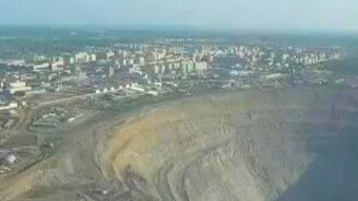 Взлёт над карьером в Якутии - смотреть видео (0:29)