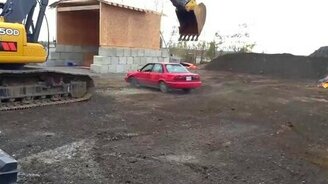 Экскаватор смял машину - смотреть видео (1:55)