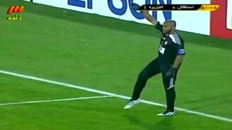 Хитрый вратарь тянет время - смотреть видео (1:02)