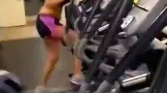 Самая усердная спортсменка - смотреть видео (0:07)