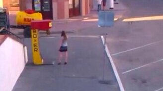 Девушка против боксёрской груши - смотреть видео (0:59)