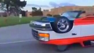 Машина вверх ногами - смотреть видео (0:10)