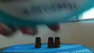 Бешеная девочка и стаканы - смотреть видео (1:02)