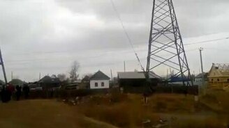 Дети катаются на высоковольтных проводах - смотреть видео (0:28)