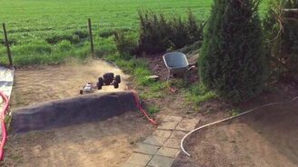 Гонка на радиоуправляемых машинках - смотреть видео (4:47)