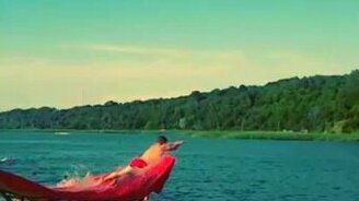 Замедленный прыжок с водной горки - смотреть видео (0:15)