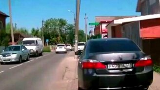 Неграмотная женская парковка - смотреть видео (0:40)