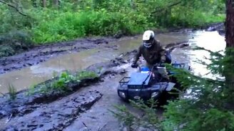 Покорил лужу на квадроцикле - смотреть видео (0:47)