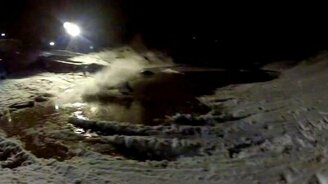 Лыжница приземлилась в лужу - смотреть видео (0:08)