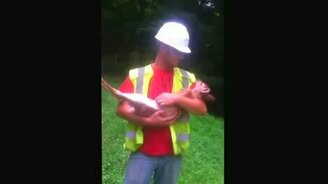 Оленёнку нравится на руках - смотреть видео (0:50)