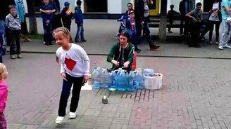 Барабанщик на пластиковых бутылях - смотреть видео (1:57)