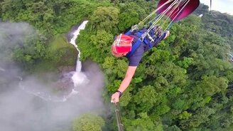 Пролетая над водопадом - смотреть видео (0:47)