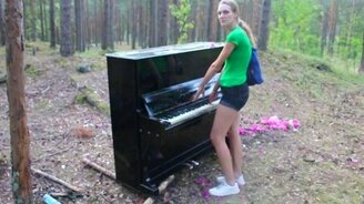 Пианино в лесу - смотреть видео (0:52)