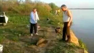 Поймали крупную рыбку - смотреть видео (1:32)
