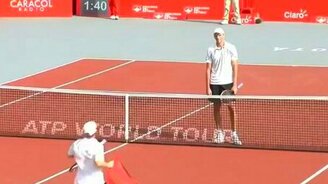 Дружеское шуточное объятие - смотреть видео (0:31)