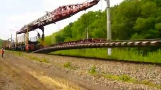 Как укладывают рельсы со шпалами - смотреть видео (3:07)