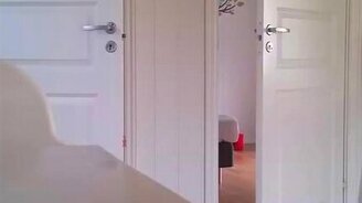 Блондинка укладывает двойню спать - смотреть видео (3:13)