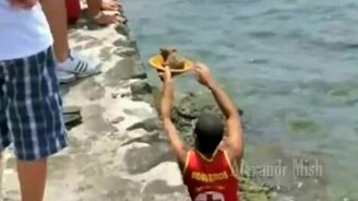 Люди помогают животным - смотреть видео (5:15)