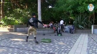 Задорный уличный фокусник - смотреть видео (12:41)