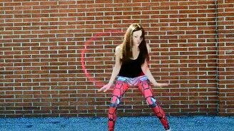 Девушка мастерски орудует обручами - смотреть видео (3:55)