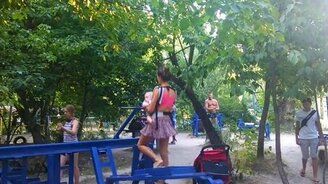 Молодая мамочка занимается спортом - смотреть видео (0:11)