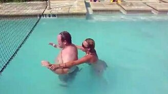 Жёсткий прыжок девушки - смотреть видео (0:37)