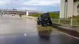 Решил проехать брод на асфальтовой дороге - смотреть видео (1:48)