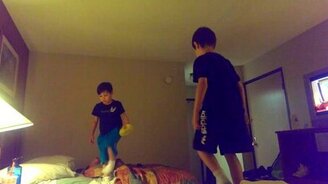 Мальчуган оступился - смотреть видео (0:14)